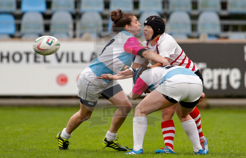 Finale Campionato Serie A Femminile Rugby 2014-2015, Parma, Stadio Lanfranchi, 23-05-2015, Monza Rugby 1949 v Valsugana Rugby Padova. Sara Trilli apre palla sul placcaggio combinato di silvia Folli e beatrice Veronese. Foto Roberto Bregani.