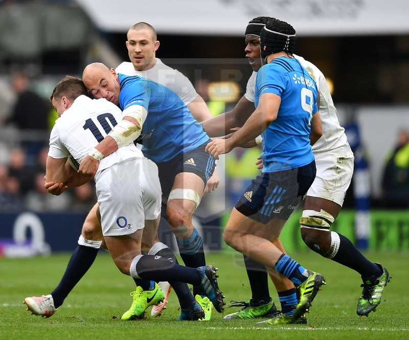RBS Sei Nazioni 2017, Londra, Twickenham 26/02/2017, Inghilterra v Italia, George Ford fermato da Parisse. Foto Tiziano Pucci/Fotosportit