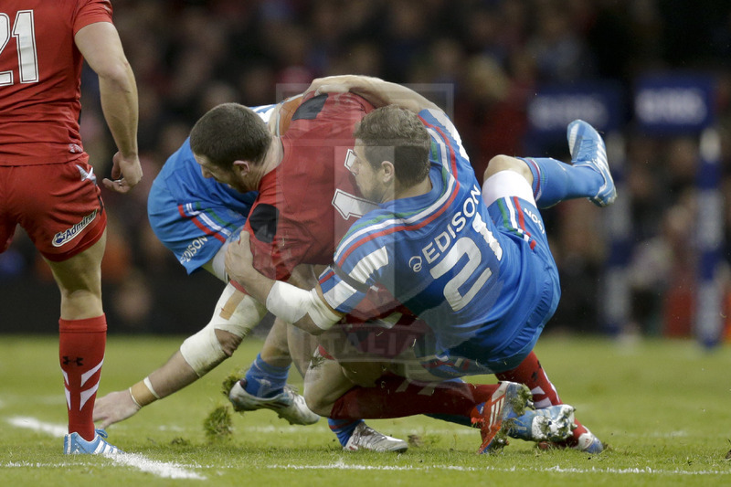 RBS 6 Nazioni 2014, Cardiff, Millennium Stadium, 1/02/2014, Galles v Italia. Alex Cuthbert viene placcato da Tobias Botes Foro: Roberto Bregani