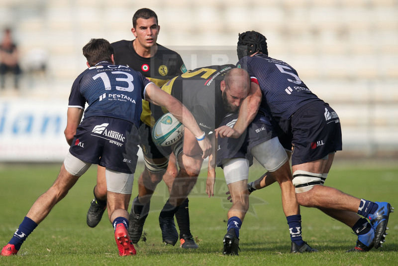 Continental Shield 2017-2018, Viadana, Stadio Zaffanella, 14-10-2017, Rugby Viadana v Cdul. Una carica di Matteo Orlandi Arrigoni su Graham Hammish, Jeordie McSullea e Jorge Abecasis. Foto: Roberto Bregani/ Fotosportit