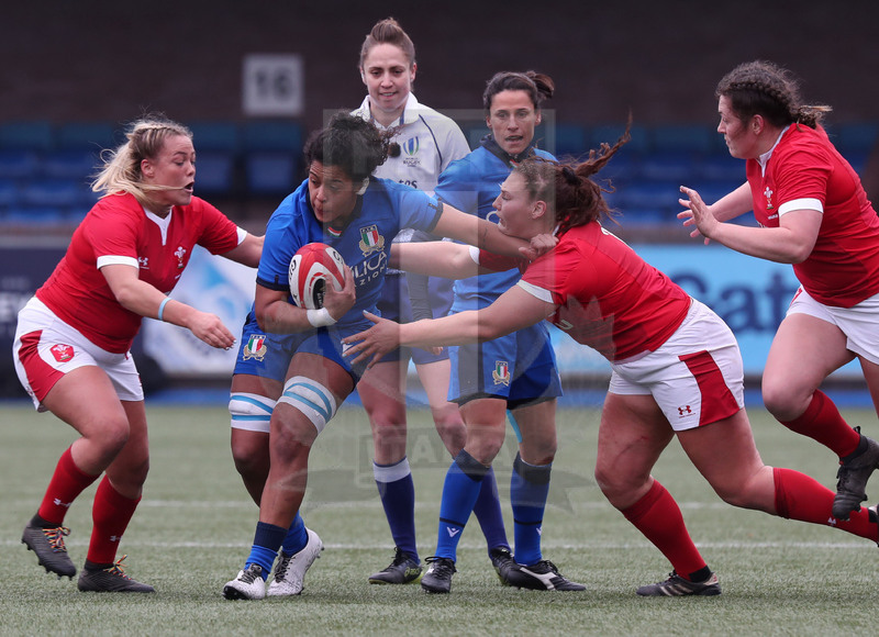 Guinness Sei Nazioni Donne 2020, Cardiff, Arms Park 02/02/2020 Galles Donne v Italia Donne, una carica di Giada Franco che difende palla. In sostegno, Sara Barattin. Foto Daniele Resini/Fotosportit
