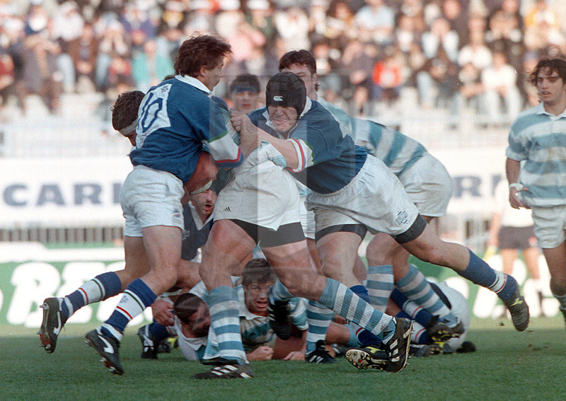 Test Match 1998, Piacenza, stadio Leonardo Garilli 07/11/1998, Italia v Argentina, pressione difensiva di Diego Dominguez e Orazio Arancio. Foto Daniele Resini/Fotosportit