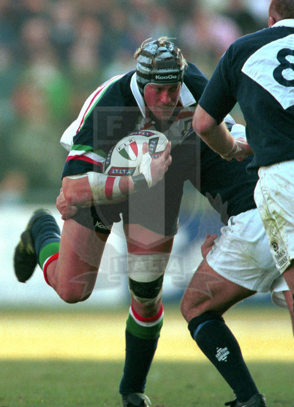 Lloyds TSB Sei Nazioni 2000, Round 1, Roma, stadio Flaminio 05/02/2000, Italia v Scozia, una carica di Wim Visser. Foto Daniele Resini/Fotosportit