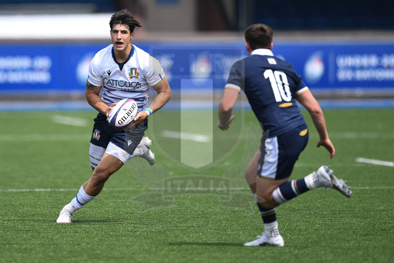 Guinness Sei Nazioni U20 2021, Cardiff, Arms Park 01/07/2021, Italia U20 v Scozia U20, Tommaso Menoncello affrontan Cameron Scott.