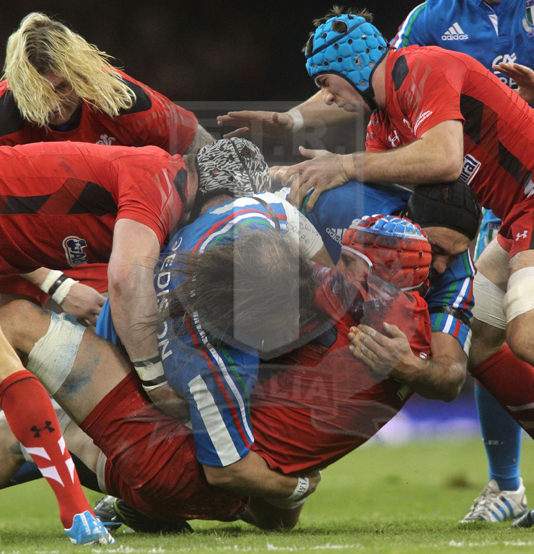 Sei Nazioni 2014, Cardiff. Millennium Stadium, 01/02/2014. Galles v Italia, lotta a terra fra Castrogiovanni, Charteris e Bortolami. Tipurich interviene. Foto Daniele Resini/Fotosportit