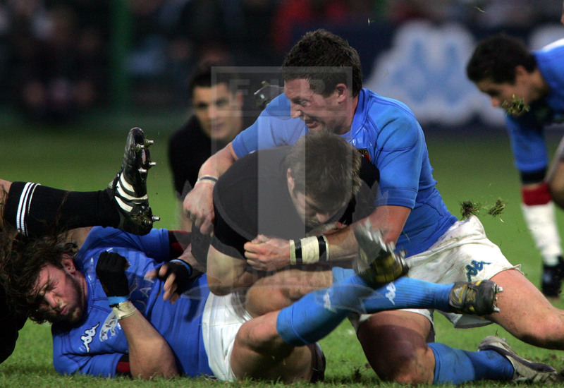 Jaguar Test match 2004, Roma, stadio Flaminio 13/11/2004, Italia v Nuova Zelanda, Richie McCaw lotta su una ruck con Bergamasco e Persico. Foto Daniele Resini/Fotosportit