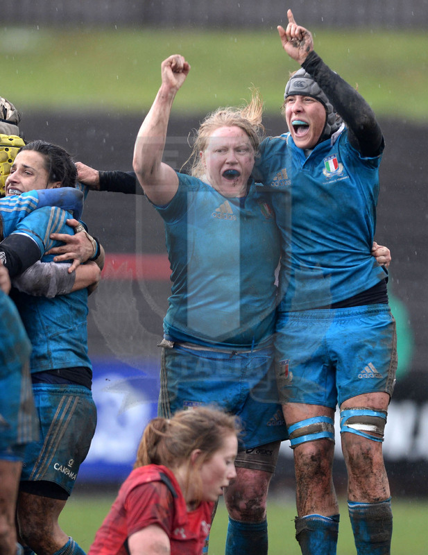 Rbs 6 Nazioni Donne, Abevaron, Talbot Athletic Ground 02/02/2014, Galles v Italia, le azzurre festeggiano la vittoria.