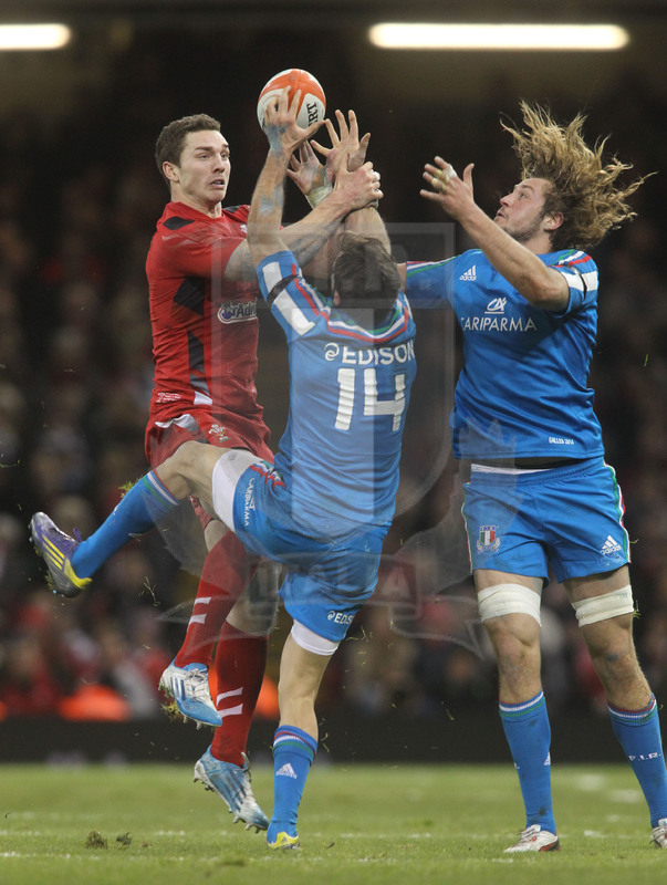 Sei Nazioni 2014, Cardiff. Millennium Stadium, 01/02/2014. Galles v Italia, North, Furno e Esposito su un pallone alto. Foto Daniele Resini/Fotosportit