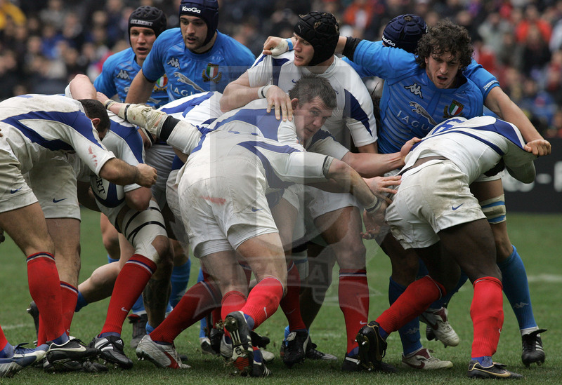 Sei Nazioni 2006, Parigi, Stade de France 25/02/2006, Francia v Italia, drive francese con Thion. Mauro Bergamasco in opposizione Foto Daniele Resini/Fotosportit
