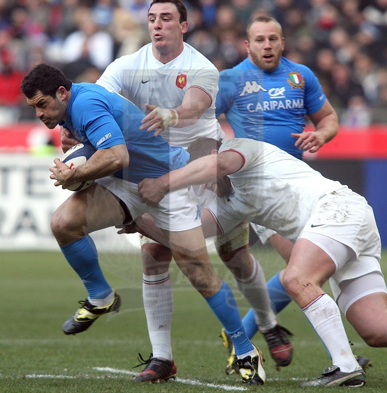 Rbs Sei Nazioni 2012, Round 1, Parigi, Stade de France 04/02/2012, Francia v Italia, Andrea Masi placcato da Pape e Picamoles. Foto Daniele Resini/Fotosportit