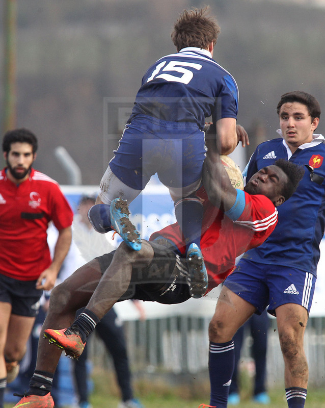 Benevento, 10 gennaio 2014, Nazionale italiana Under 20 v Accademia di Marcoussis, palla aerea contesa fra Patrick Agbasse e l\