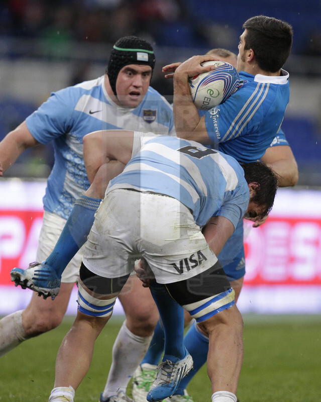 Cariparma Test Match 2013, Roma, Stadio Olimpico, 23-11-2013, Italia v Argentina. Edoardo Gori viene ribaltato da Benjamin Macome. Edoardo Gori viene placcato da Benjamin Macome Foto Roberto Bregani / Fotosportit