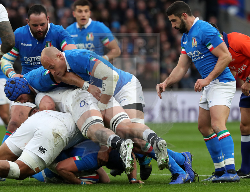 Guinness Sei Nazioni 2019, Round 4, Londra, Twickenham 09/03/2019, Inghilterra v Italia, pulizia di Parisse e Budd su una ruck. Tito Tebaldi attende. Foto Daniele Resini/Fotosportit