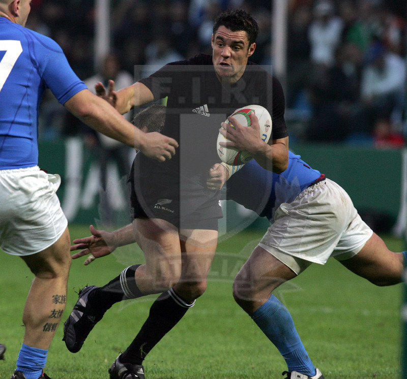 Jaguar Test match 2004, Roma, stadio Flaminio 13/11/2004, Italia v Nuova Zelanda, Daniel Carter difende palla. Foto Daniele Resini/Fotosportit
