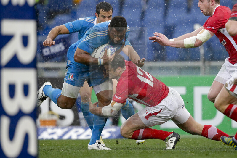 RBS 6 Nazioni 2013, Roma, Stadio Olimpico, 23-02-2013, Italia v Galles. Manoa Vosawai punta la linea di meta ma viene affrontato da Jamie Roberts