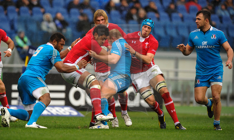 Sei Nazioni 2013, Roma, stadio Olimpico 23/02/2013, Italia v Galles, Toby Faletau fermato da Ghiraldini e Vosawai.
