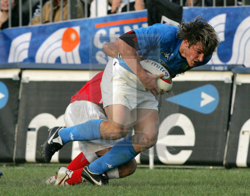 Test match 2005, Prato, stadio Chersoni 12/11/2005, Italia v Tonga, Mirco Bergamasco resiste a un placcaggio. Foto Daniele Resini/Fotosportit