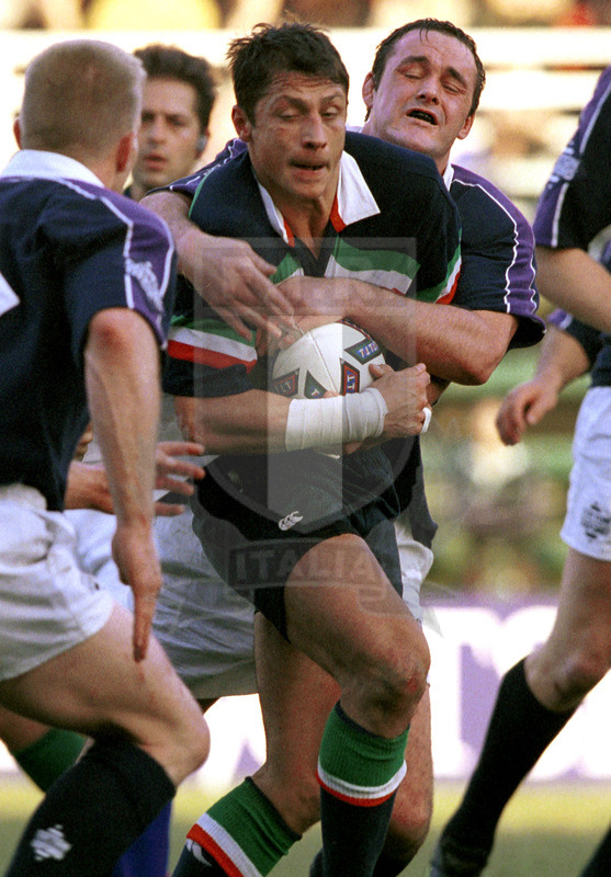 Lloyds TSB Sei Nazioni 2000, Round 1, Roma, stadio Flaminio 05/02/2000, Italia v Scozia, Luca Martin difende palla. Foto Daniele Resini/Fotosportit