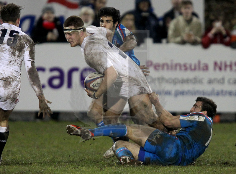 RBS Sei Nazioni 2015, Devonport 13/02/2015, Inghilterra U20 v Italia U20, Enrico Lucchin trattiene il pilone inglese Hill.