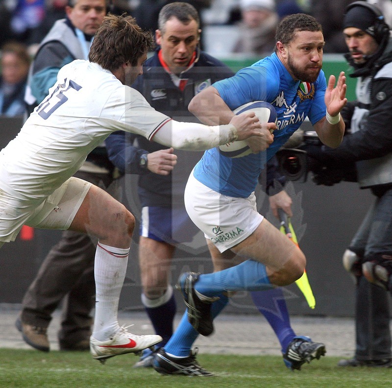 Rbs Sei Nazioni 2012, Round 1, Parigi, Stade de France 04/02/2012, Francia v Italia, Fabio Semenzato in fuga da Clerc. Foto Daniele Resini/Fotosportit