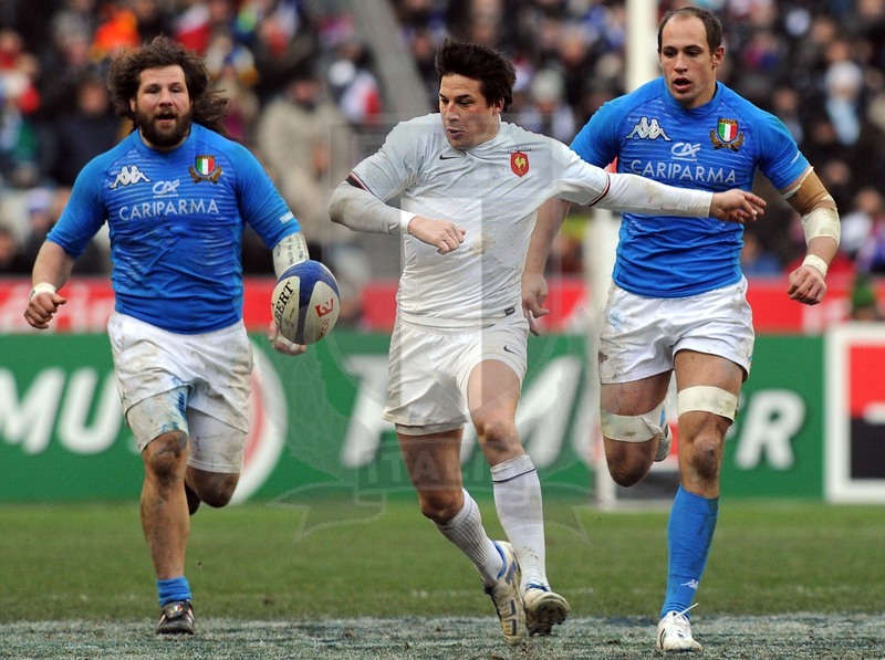 Rbs Sei Nazioni 2012, Round 1, Parigi, Stade de France 04/02/2012, Francia v Italia, Trinh Duc, Castrogiovanni e Parisse inseguono palla. Foto Daniele Resini/Fotosportit