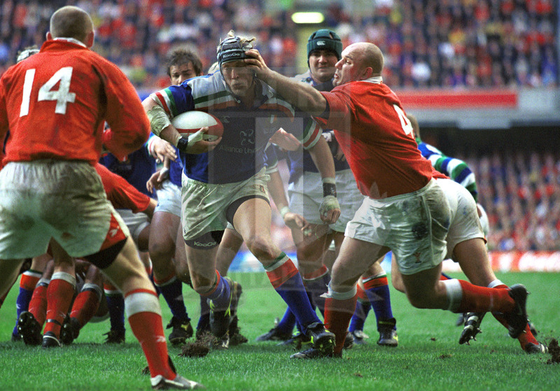 Lloyds TSB Sei Nazioni 2000, Round 2, Cardiff, Millennium Stadium 19/02/2000, Galles v Italia, la carica di Wim Visser verso la meta, colpito da Craig Quinnell. Foto Daniele Resini/Fotosportit