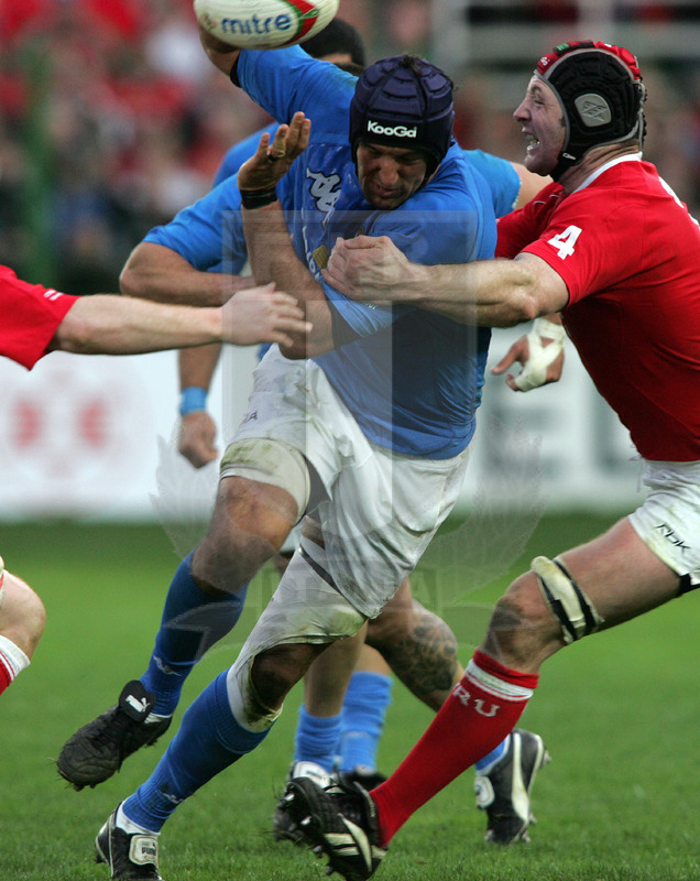 Sei Nazioni 2007, Roma, stadio Flaminio 10/03/2007, Italia v Galles, Santiago Dellapè attacca la linea. Foto Daniele Resini/Fotosportit