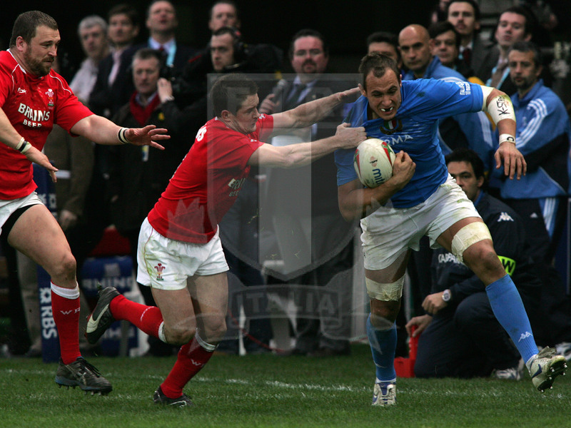 Sei Nazioni 2007, Roma, stadio Flaminio 10/03/2007, Italia v Galles, Sergio Parisse difende palla da Shane Williams. Foto Daniele Resini/Fotosportit