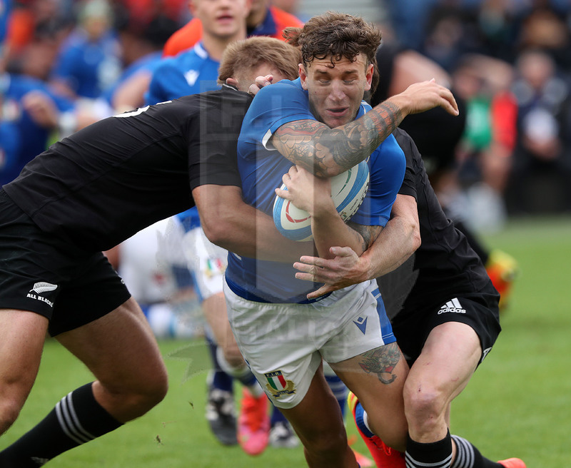 Autumn Nations Series 2021, Roma, Stadio Olimpico, 06/11-2021, Itallia vs Nuova Zelanda, Matteo Minozzi subisce un placcaggio raddoppiato. Foto Daniele Resini/Fotosportit