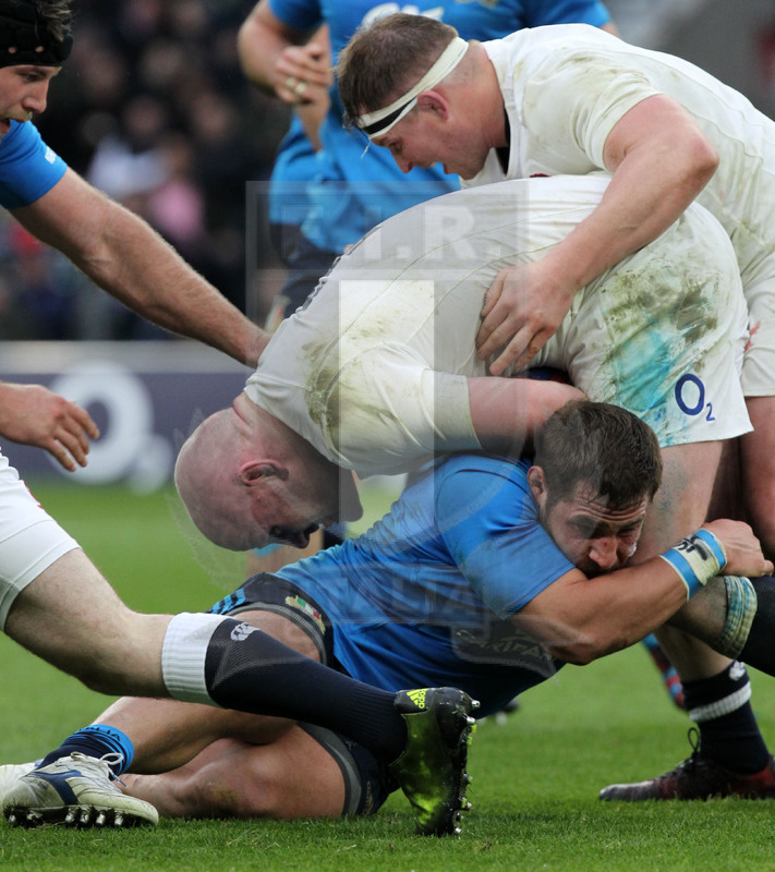 RBS Sei Nazioni 2017, Londra, Twickenham 26/02/2017, Inghilterra v Italia, placcaggio di Ornel Gega su Cole. Foto Daniele Resini/Fotosportit