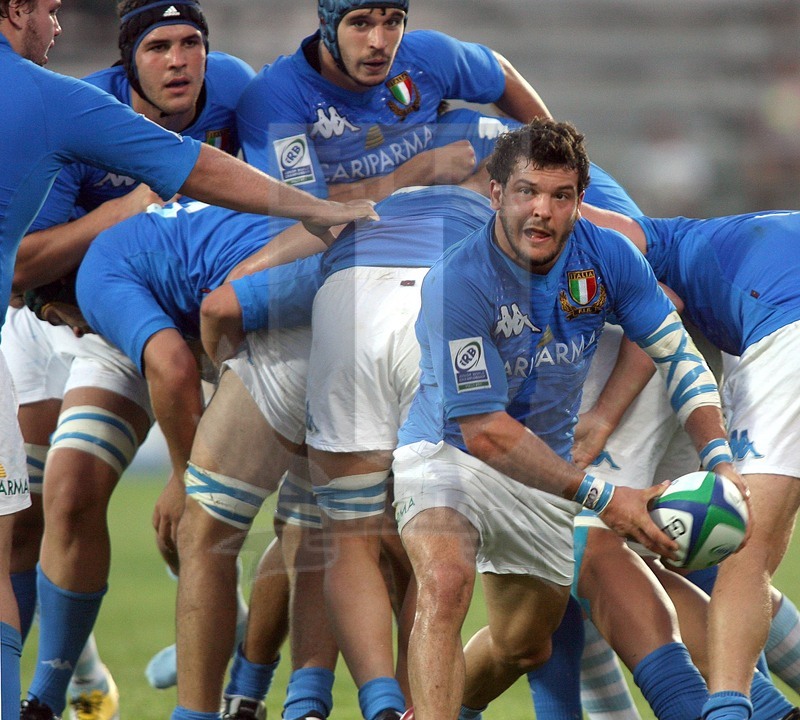 Irb Junior Championship Italy 2011, Pool A, Rovigo 2011/06/14, Italia v Argentina, il mediano di mischia Guglielmo Palazzani apre palla da un raggruppamento.