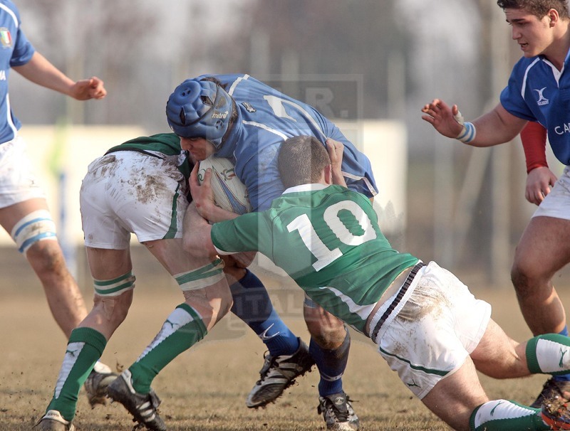 Badia Polesine, 18/02/2011, Italia Under18 v Irlanda Under 18, il flanker Filippo Scalvi attaccato da Cleary.