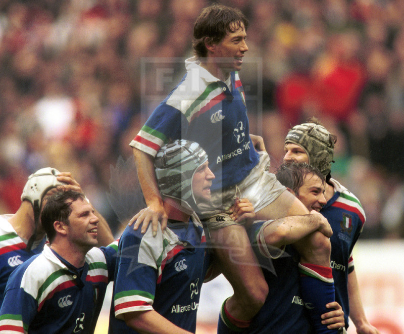 Lloyds TSB Sei Nazioni 2000, Round 5, Parigi, Stade de France 01/04/2000, Francia v Italia, Diego Dominguez portato in trionfo a fine partita. Foto Daniele Resini/Fotosportit
