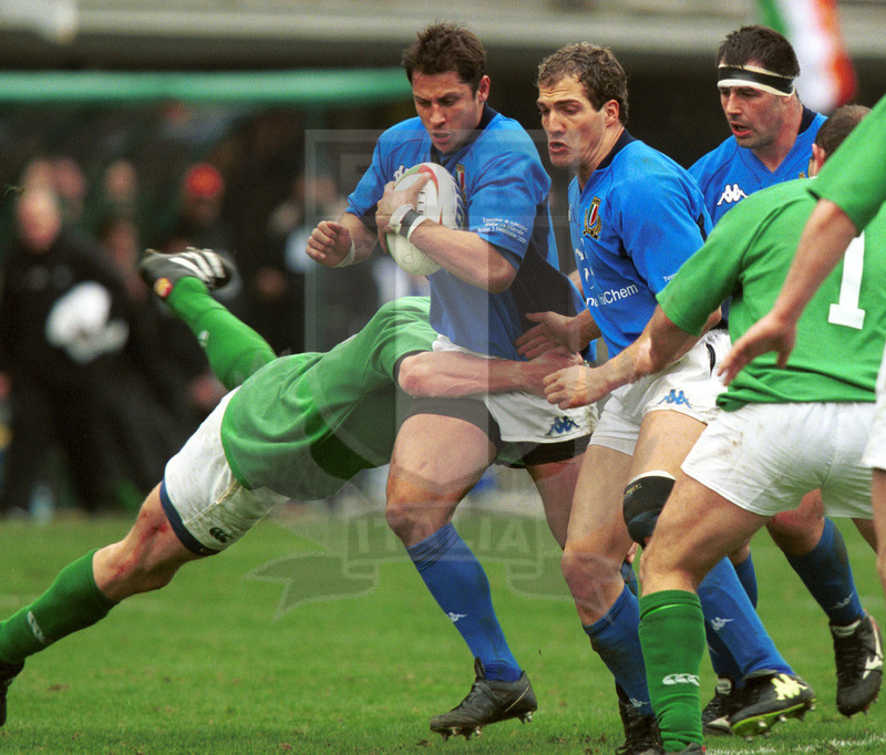 2002 Lloyds TSB Six Nations, Roma, stadio Flaminio 03/02/2001, Italia v Irlanda, Luca Martin con Denis Dallan e Muraro in sostegno. Foto Daniele Resini/Fotosportit