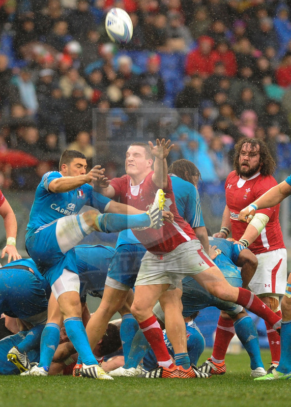 Sei Nazioni 2013, Roma, stadio Olimpico 23/02/2013, Italia v Galles, Edoardo Gori calcia l\