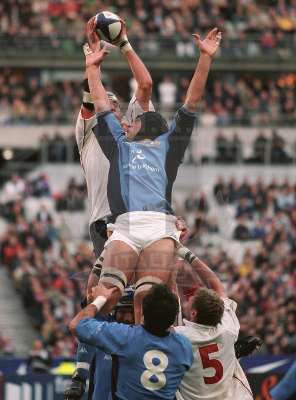 Sei Nazioni 2002, Parigi, Stade de France 2002/02/02, David Auradou anticipa Bortolami in touche. Foto Daniele Resini/Fotosportit