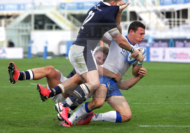 Autumn Nations Cup, Cattolica Test match 2020, Firenze, stadio Lanfranchi 14/11/2020, Italia v Scozia, Paolo Garbisi resiste a un doppio placcaggio. Foto Daniele Resini/Fotosportit