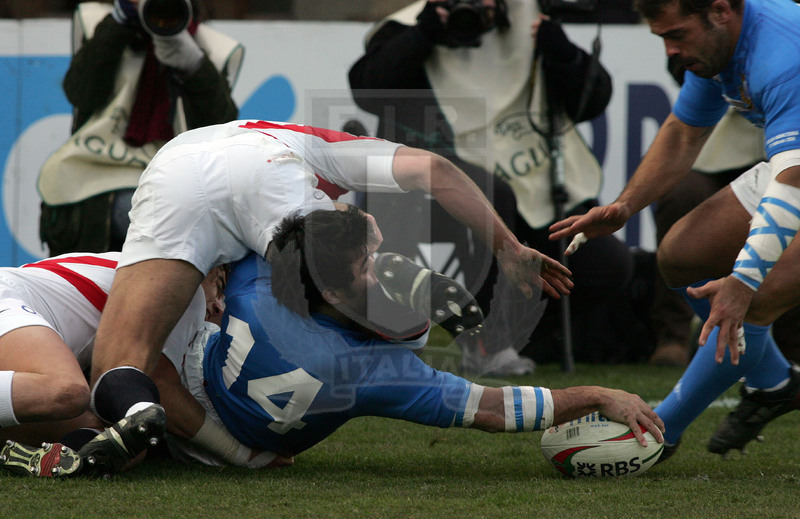 Rbs Sei Nazioni 2006, Roma, stadio Flaminio 11/02/2006, Italia v Inghilterra, Pablo Canavosio mette a disposizione palla per Fabio Ongaro. Foto Daniele Resini/Fotosportit