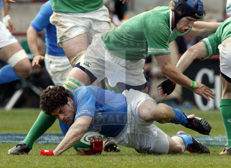 Rbs Sei Nazioni 2004, Dublino, Lansdowne Road 20/03/2004, Irlanda v Italia, break di Andrea Masi portato a terra da Easterby. Foto Daniele Resini/Fotosportit