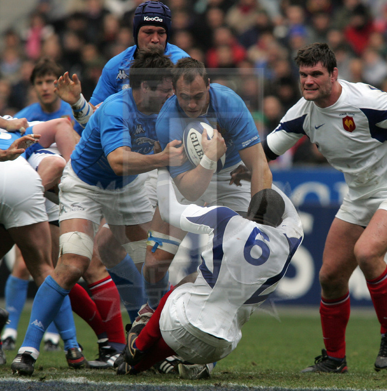 Sei Nazioni 2006, Parigi, Stade de France 25/02/2006, Sergio Parisse difende palla da Nyanga. Foto Daniele Resini/Fotosportit