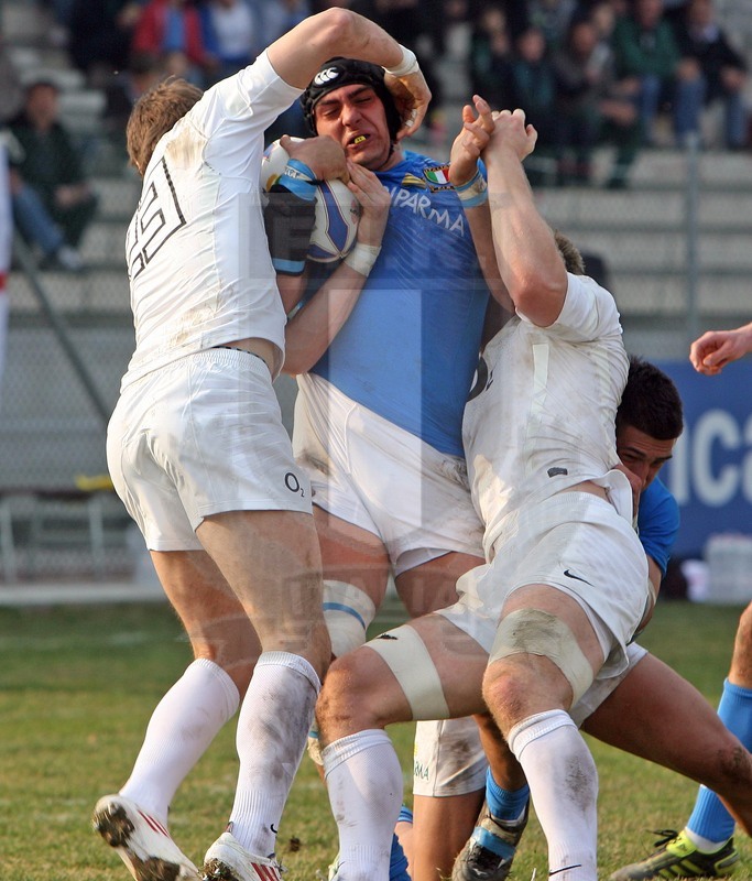 Sei Nazioni 2012, Rovigo, 2012/03/03, Italia U20 v Inghilterra U20, Luca Mammana lotta sul pallone nell\