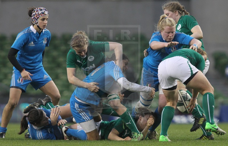 Rbs Sei Nazioni Donne 2014, Dublino, Aviva Stadium, 08/03/2014, Italia v Irlanda, lotta furiosa di Sara Barattin su una ruck, con Daniela Este e Michela Sillari in sostegno. Foto Daniele Resini/Fotosportit