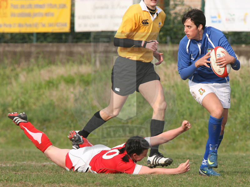 Sei Nazioni Donne 2009, Mira (VE) 15/03/2009, Italia Donne v Galles Donne, Manuela Furlan sfugge a un placcaggio. Foto Daniele Resini/Fotosportit