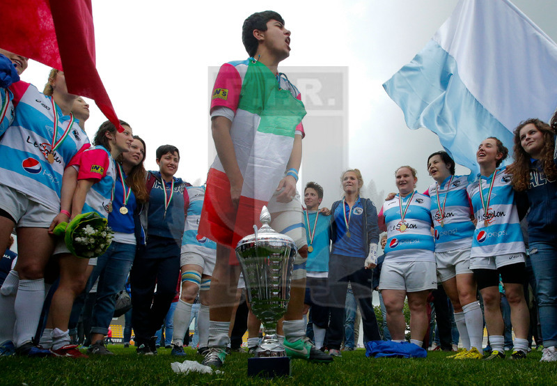 Finale Campionato Serie A Femminile Rugby 2014-2015, Parma, Stadio Lanfranchi, 23-05-2015, Monza Rugby 1949 v Valsugana Rugby Padova. Beatrice Rigoni festeggia la Coppa con Le compagne. Foto Roberto Bregani.