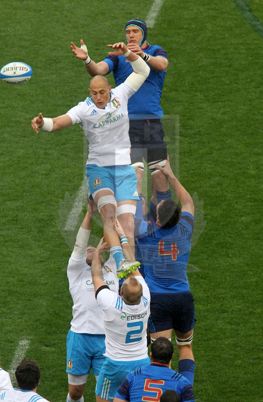 RBS Sei Nazioni 2015, Roma, stadio Olimpico 15/03/2015, Italia v Francia, touche contrastata fra Parisse e Flanquart. Foto Daniele Resini/Fotosportit