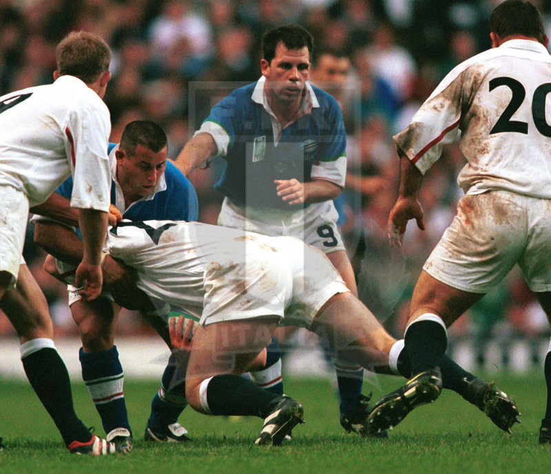 Rugby World Cup 1999, Pool B, Londra, Twickenham 02/10/1999, Inghilterra v Italia, difesa di Pucciariello e Troncon. Foto Daniele Resini/Fotosportit