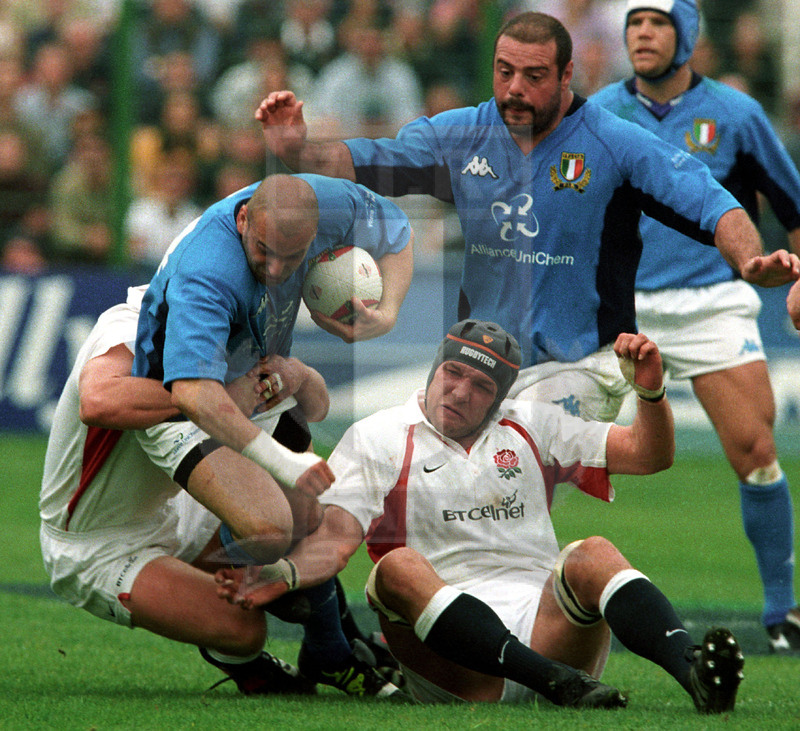 Rbs Sei Nazioni 2002, Roma, stadio Flaminio 07/04/2002, Italia v Inghilterra,Nicola Mazzucato portato a terra. In sostegno, Giampiero De Carli. Foto Daniele Resini/Fotosportit