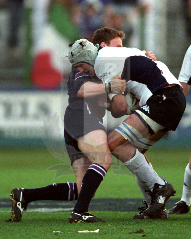 Rbs Sei Nazioni 2002, Roma, stadio Flaminio 16/02/2002, Italia v Scozia, Santiago Dellapè impatta. Foto Daniele Resini/Fotosportit