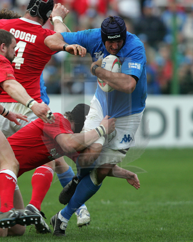 Sei Nazioni 2007, Roma, stadio Flaminio 10/03/2007, Italia v Galles, Santiago Dellapè attacca la linea. Foto Daniele Resini/Fotosportit