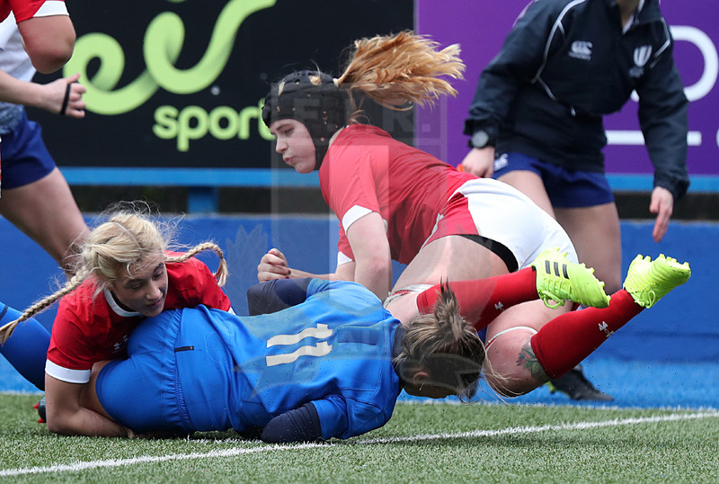 Guinness Sei Nazioni Donne 2020, Cardiff, Arms Park 02/02/2020 Galles Donne v Italia Donne, la meta di Sofia Stefan, trattenuta inutilmente da un\
